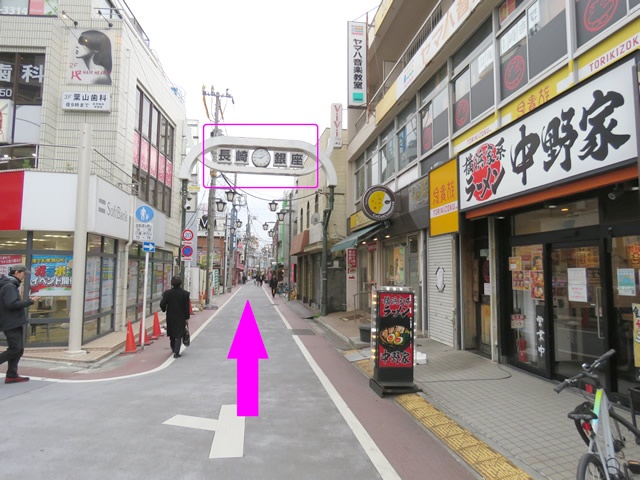 ４・目の前の長崎銀座商店街を直進します